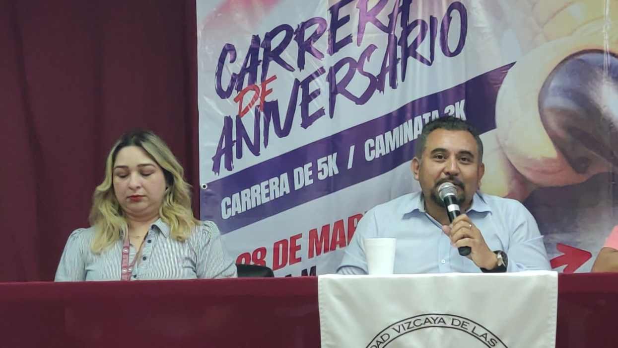 University officials announce a 5K race and walk in Chetumal to celebrate the 26th anniversary of University Vizcaya de las Américas.