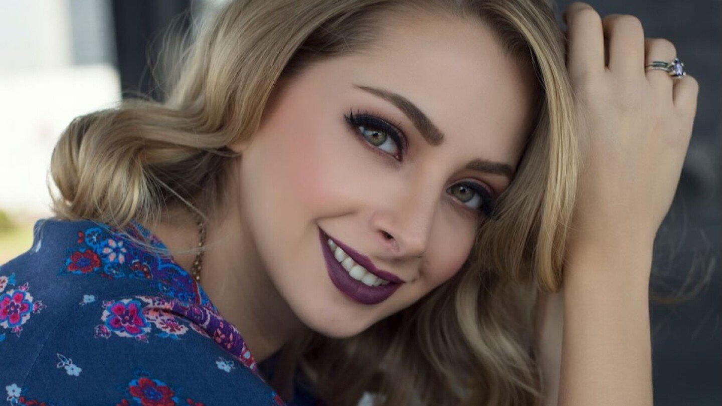 Mexican influencer YosStop speaking about her experience