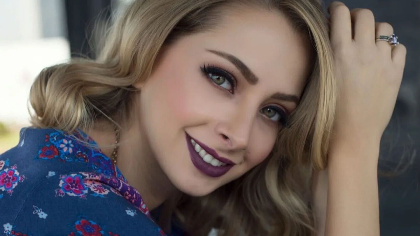 Mexican influencer YosStop speaking about her experience