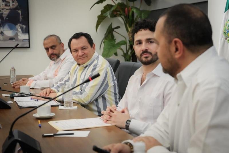 Yucatan Governor Joaquín Díaz Mena meeting with business representatives to discuss aerospace investment
