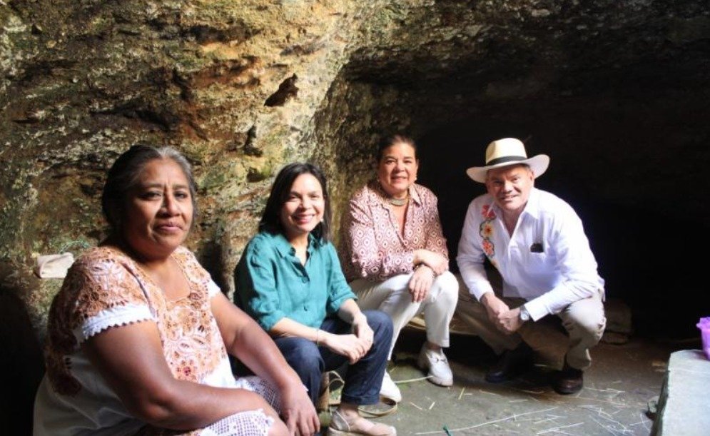 Officials and artisans at the Jit Pook project in Halachó, Yucatan, showcasing traditional palm weaving products like hats and baskets.