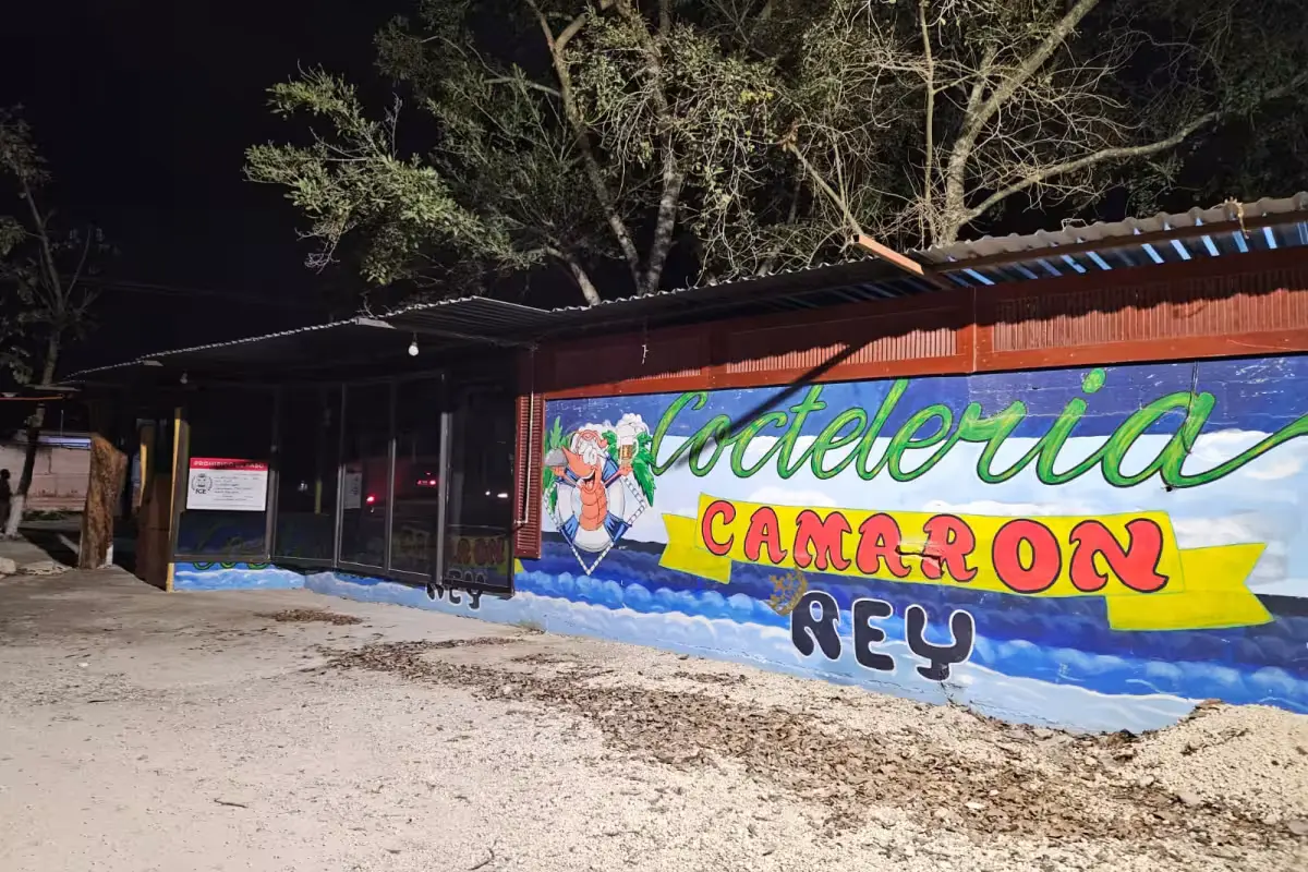 Agents from the State Prosecutor's Office placing security seals on the entrance of Camarón Rey cocktail bar in Cancún
