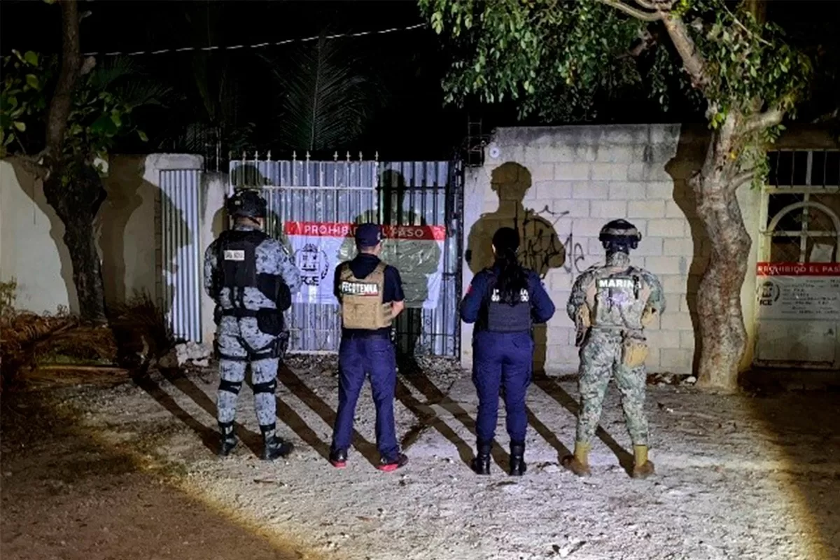 Authorities conducting a raid on a clandestine bar in Benito Juárez, Quintana Roo