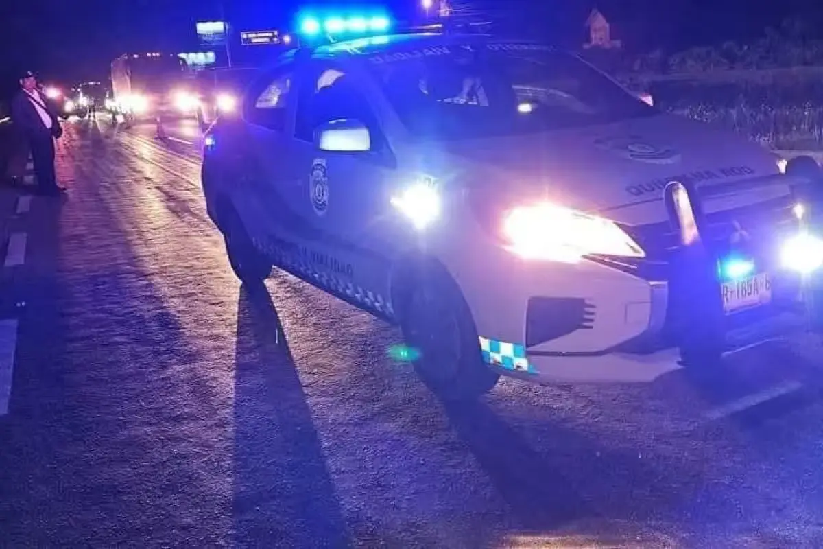 The body of a deceased man being transported to the Semefo facility in Cancún after a highway collision