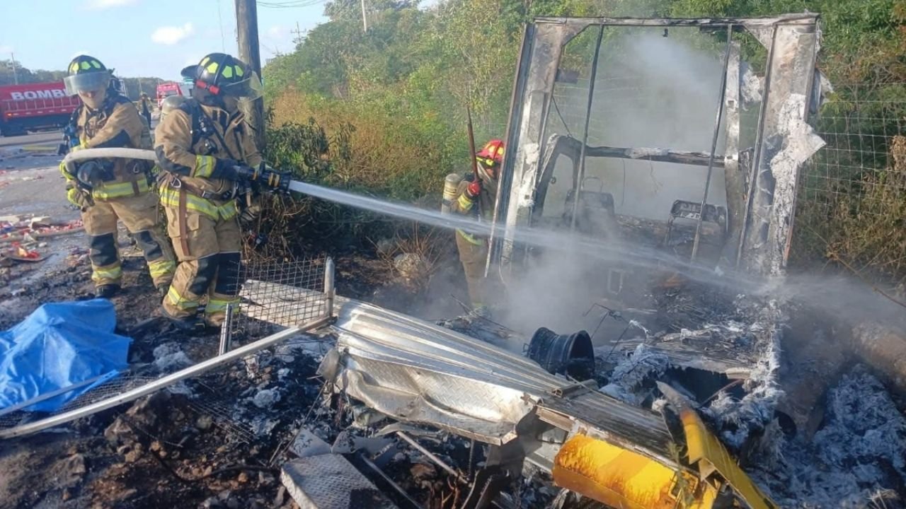 Emergency services at the scene of a collision between a bus and a snack delivery truck on a highway near Akumal, Quintana Roo.