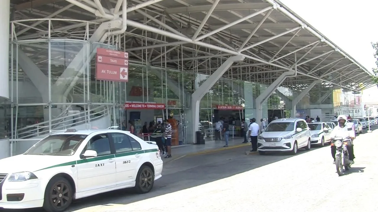 Police operation at Cancun's ADO bus terminal where two men were arrested for alleged extortion of taxi drivers