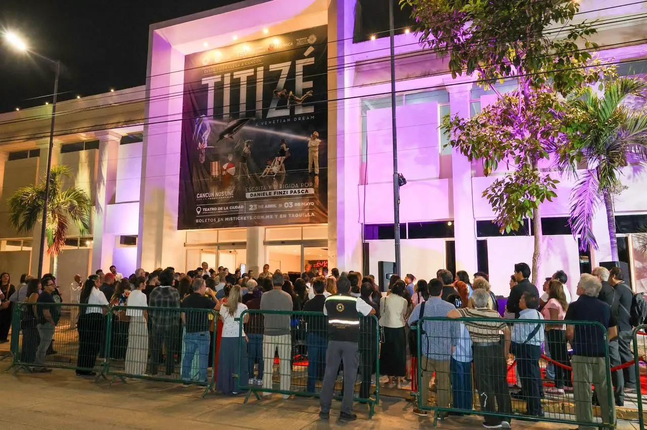 Mayor Ana Paty Peralta cuts the ribbon at the inauguration of the Exhibition Hall at the Cultural Arts Center in Cancún