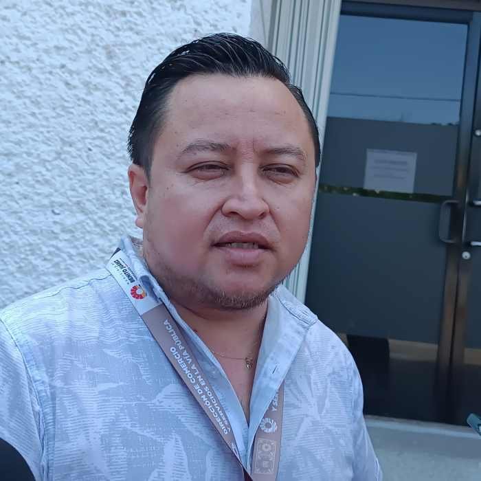 Cancún officials inspecting beach area during Holy Week vendor enforcement operation