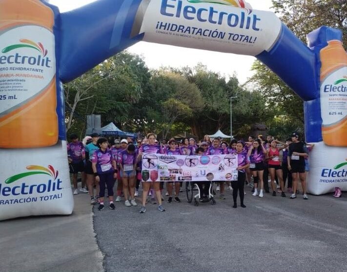 Participants running in high heels during the Carrera de Tacones con Causa charity event at Parque Cancún