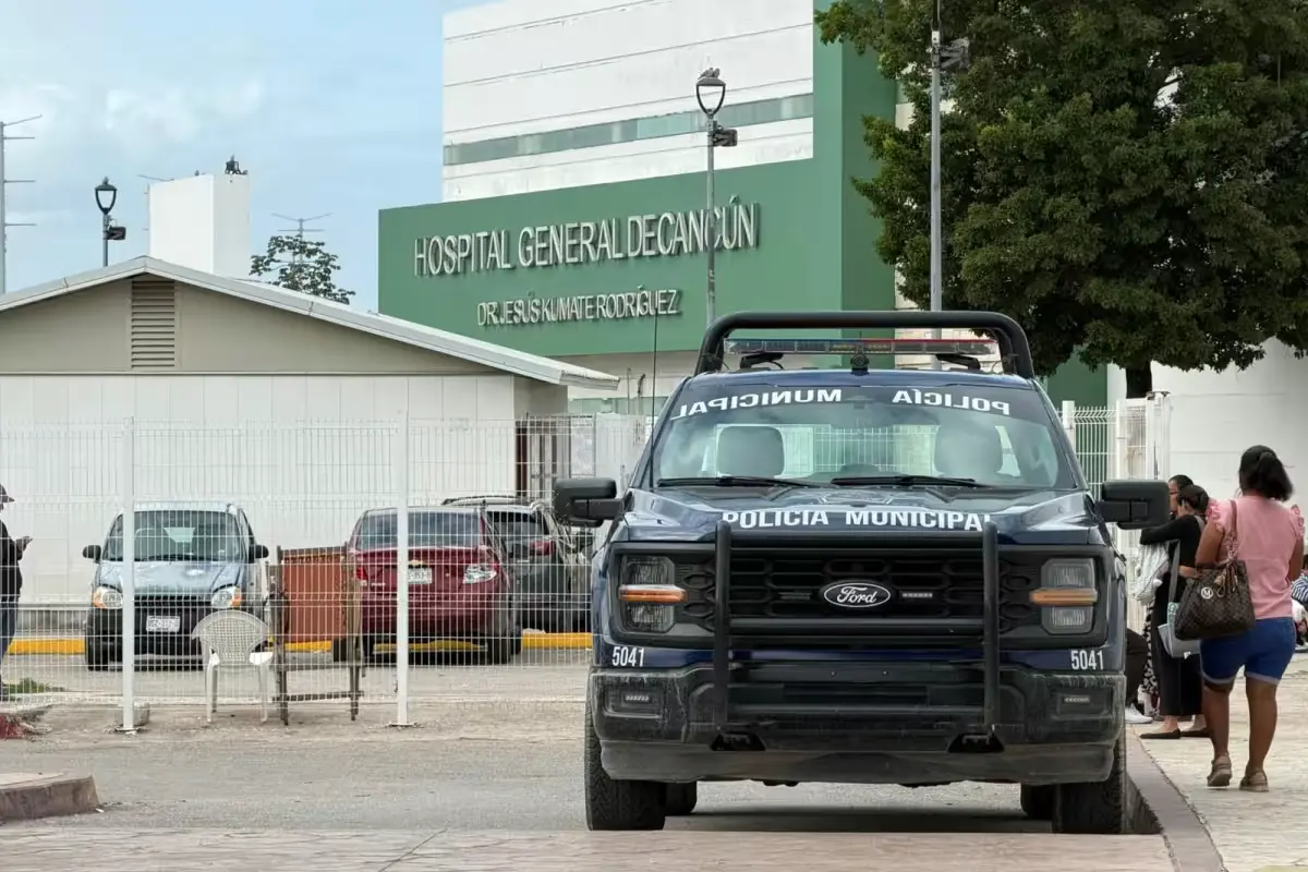 A man who was shot in the leg arrives at Hospital General in Cancún for treatment.