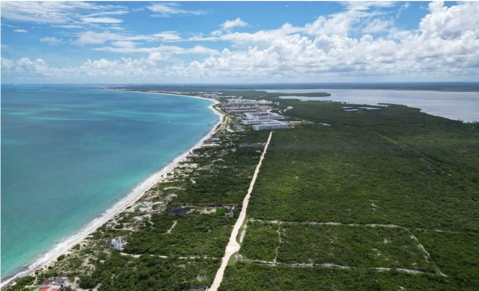 Map showing the planned route of the Cancún-Isla Blanca highway project
