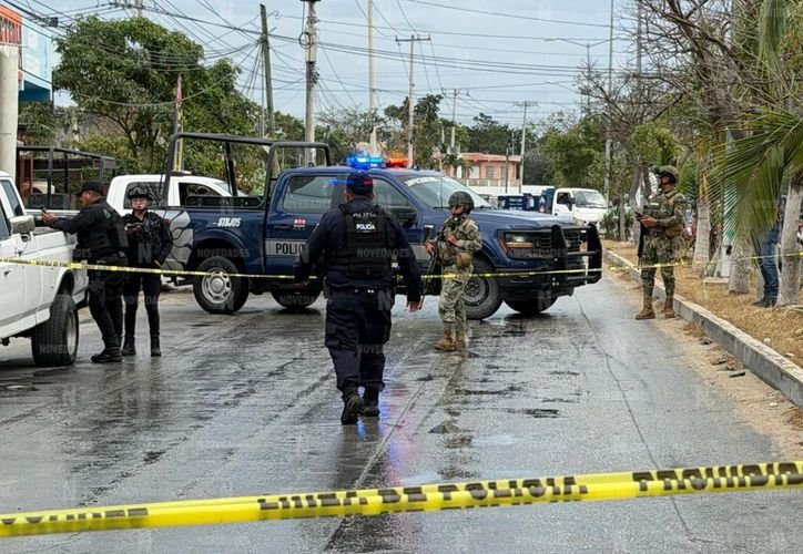 Police and emergency responders at the scene of a shooting in Cancún's La Esperanza neighborhood