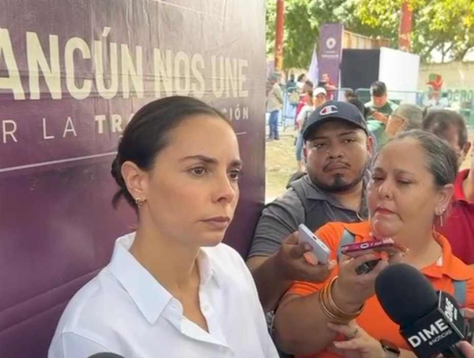 Cancún Mayor Ana Paty Peralta speaking at an event