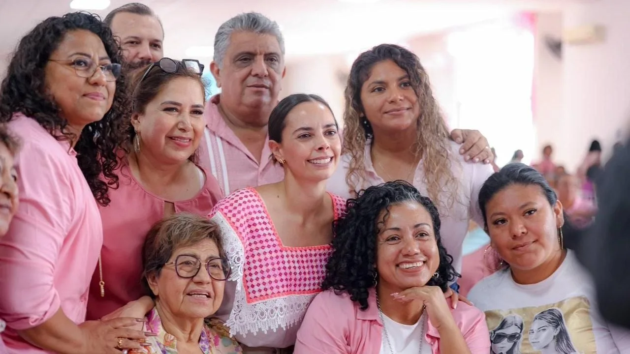 Cancún Mayor Ana Patricia Peralta meeting with women market vendors during International Women's Day event