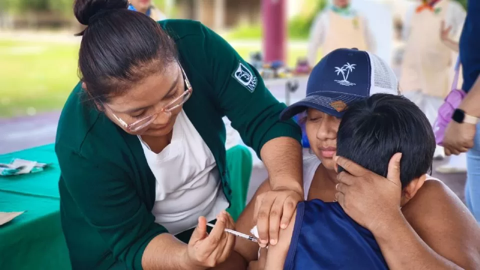 Health workers administering measles vaccines at a workplace in Cancún