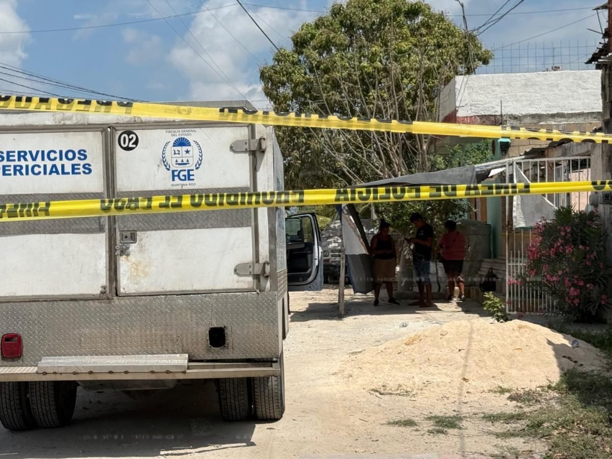 Police and forensic investigators at a scene in Cancun's Region 244 neighborhood
