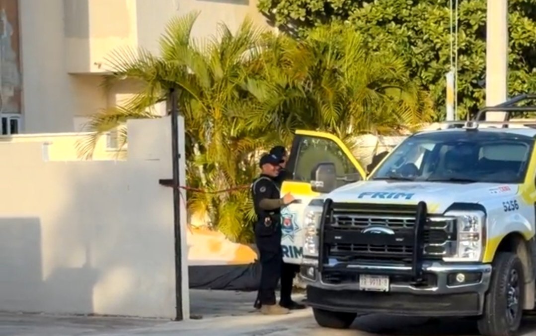 Police officers outside a house in Cancún where five Colombian women were rescued