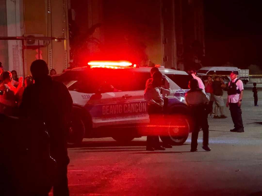 Police and forensic investigators at the crime scene in Cancún's Prado Norte neighborhood