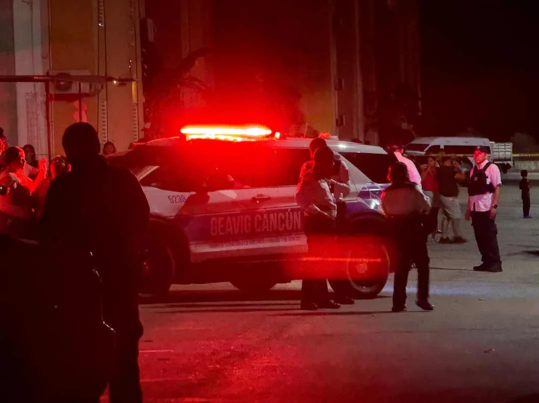Police and forensic investigators at the crime scene in Cancún's Prado Norte neighborhood