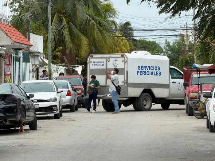 Police officers and forensic personnel at a residential scene in Cancún's Region 516 neighborhood