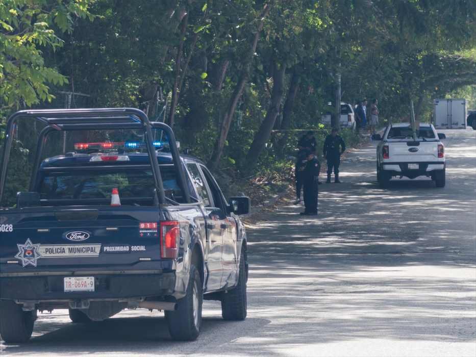 Police and emergency responders at the scene of a shooting on Chichen Itza Avenue in Cancun