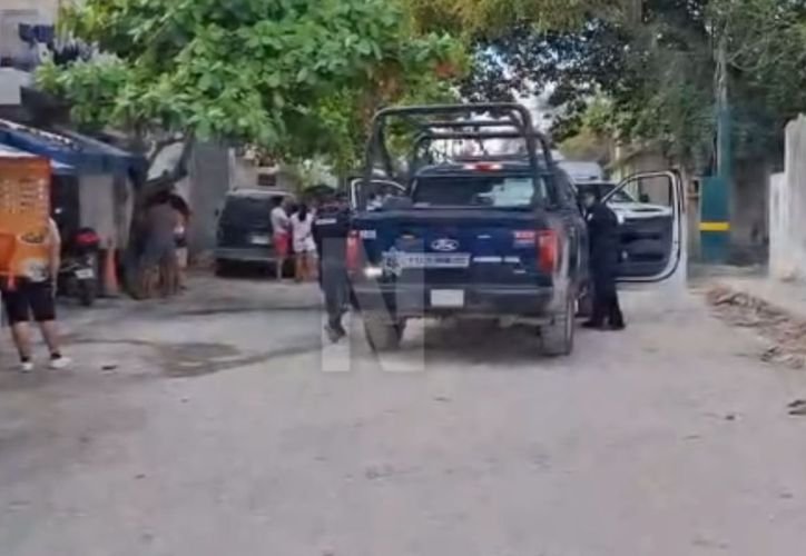 Police and forensic investigators at the scene of a shooting on Talleres Avenue in Cancun