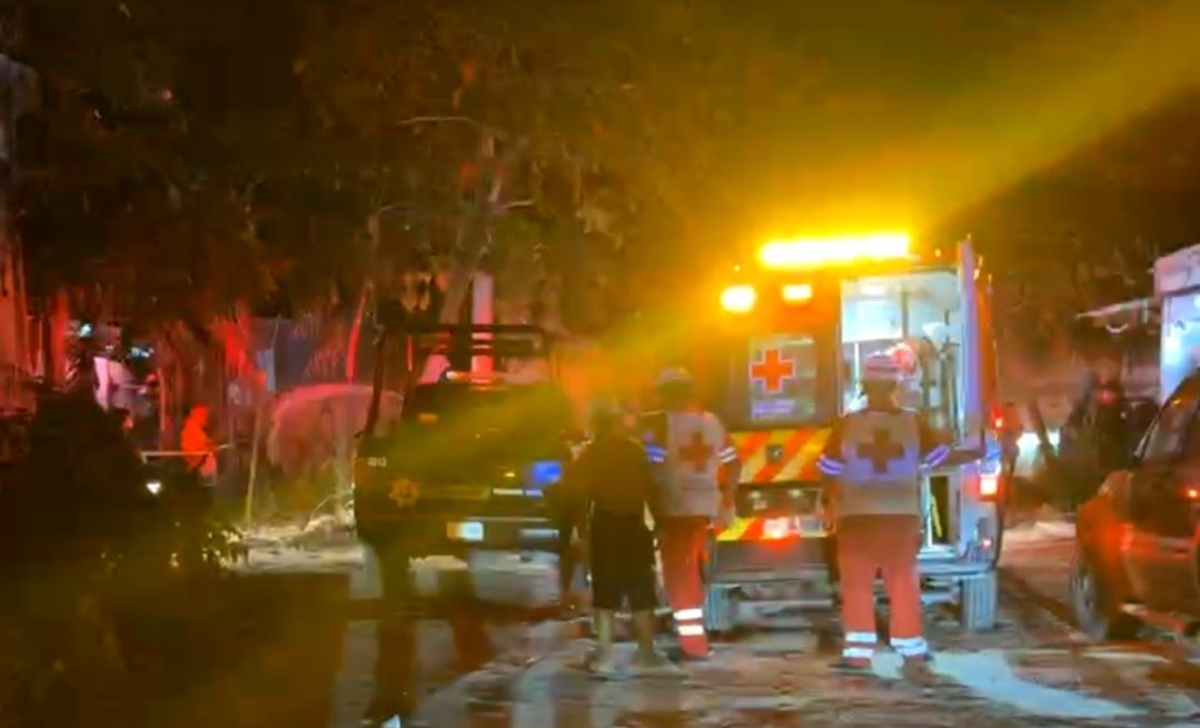 Police and emergency responders at the scene of a shooting in Cancun's Region 236 neighborhood