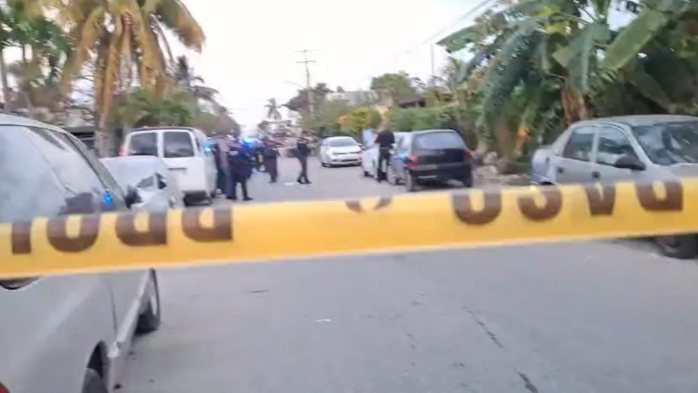 Police and emergency responders at the scene of a shooting in Cancún's Supermanzana 219 neighborhood
