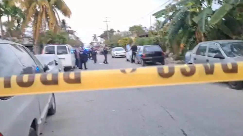 Police and emergency responders at the scene of a shooting in Cancún's Supermanzana 219 neighborhood