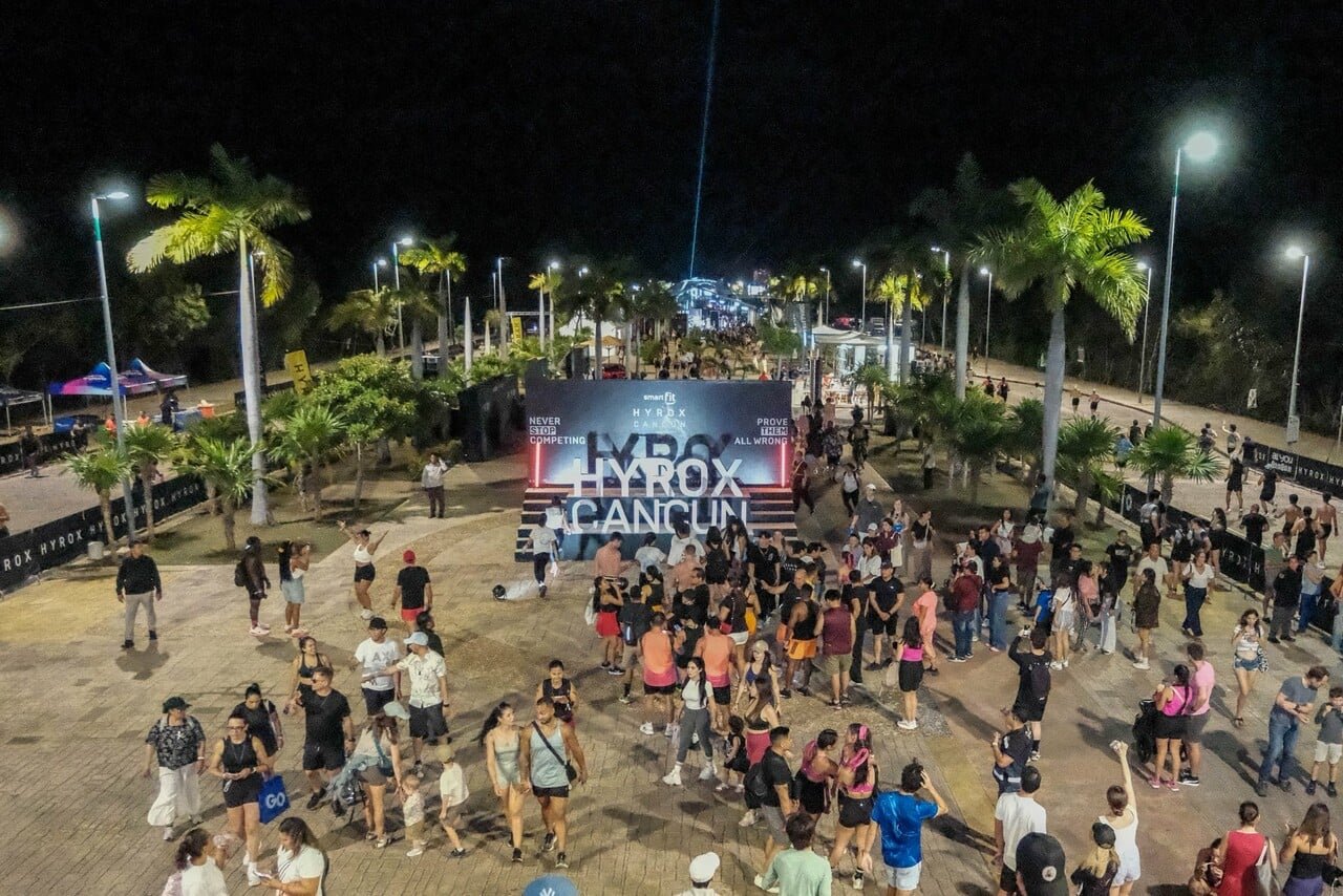 Athletes competing in the Hyrox fitness race at Tajamar Malecón in Cancún