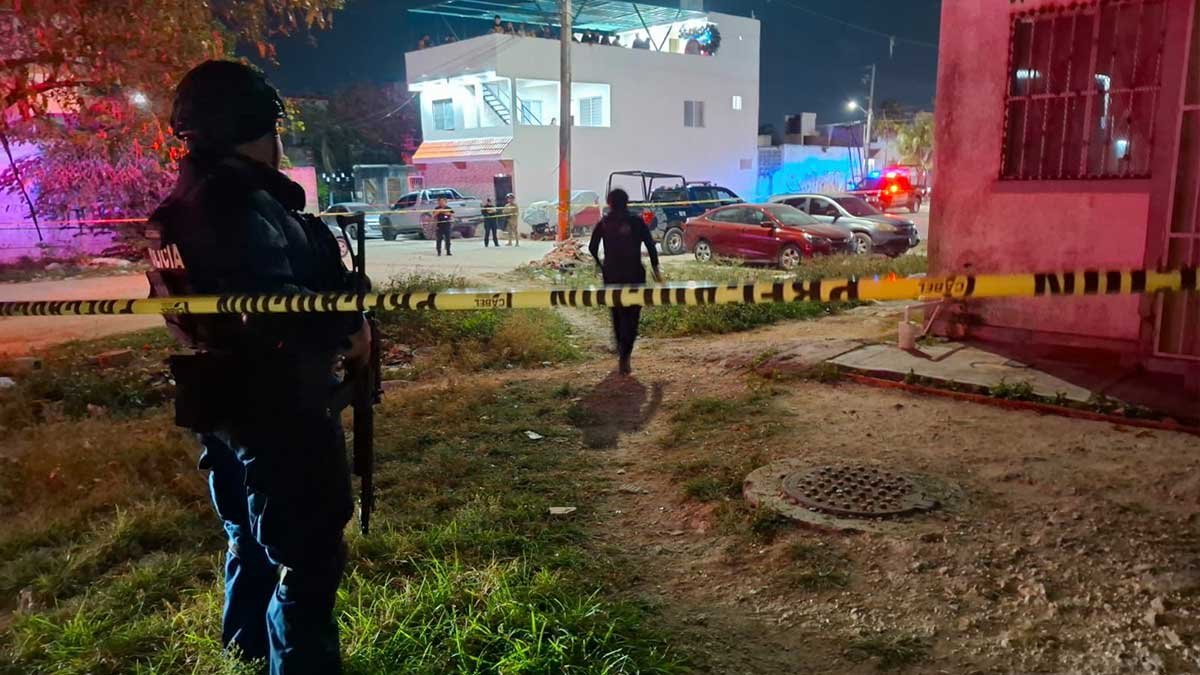 Police and forensic investigators at the scene of a shooting in Cancún's Villas Otoch neighborhood