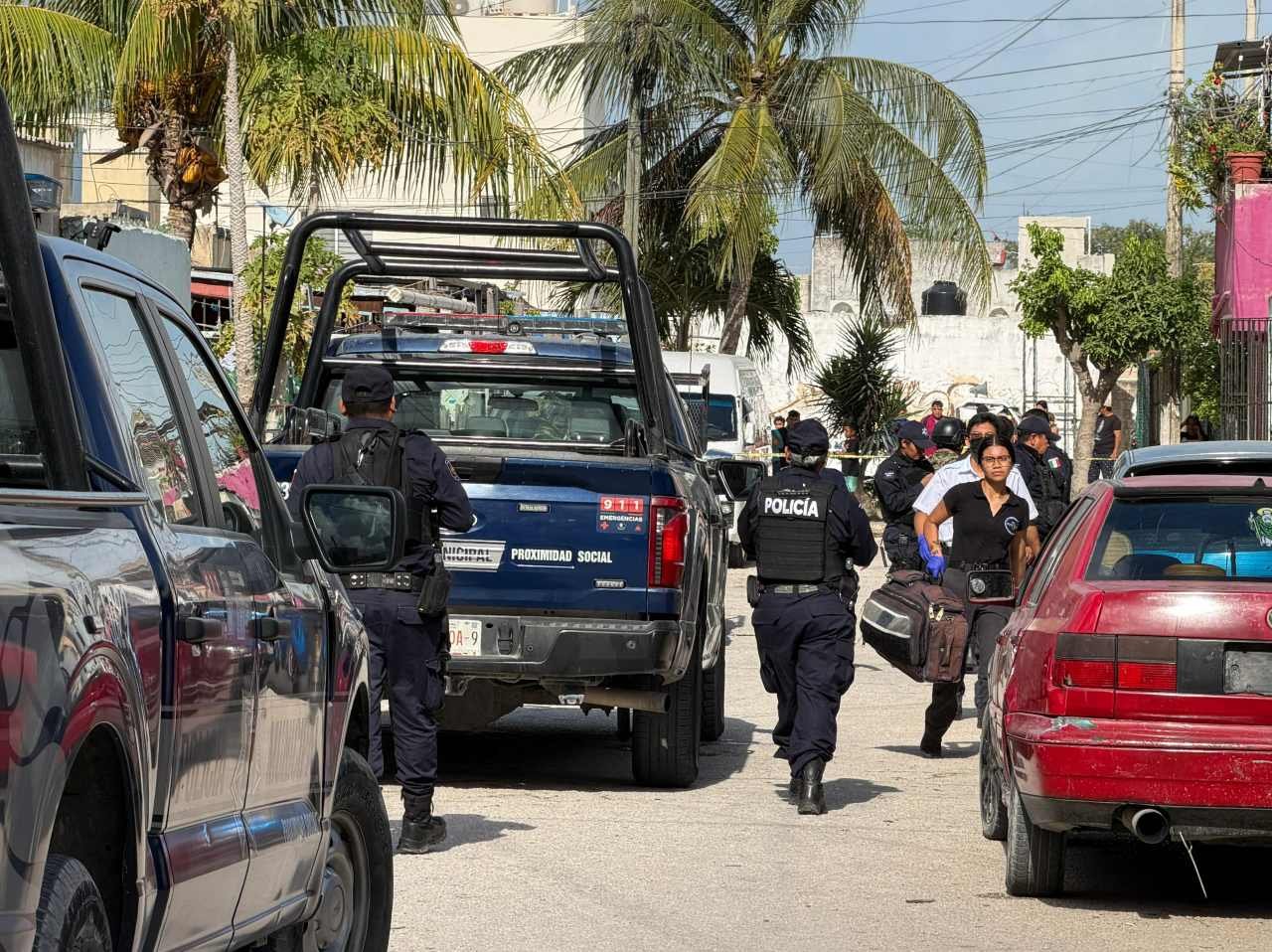 Police and emergency responders at the scene of a shooting in Cancún's Villas Otoch neighborhood