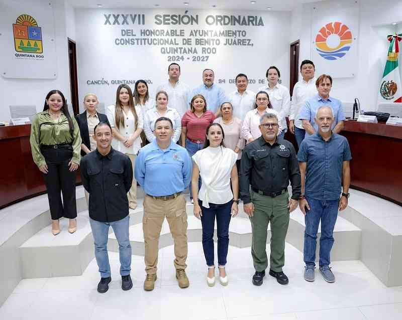 Cancún Mayor Ana Paty Peralta swears in new tourism police director Ulises Adrián Martínez Monzón