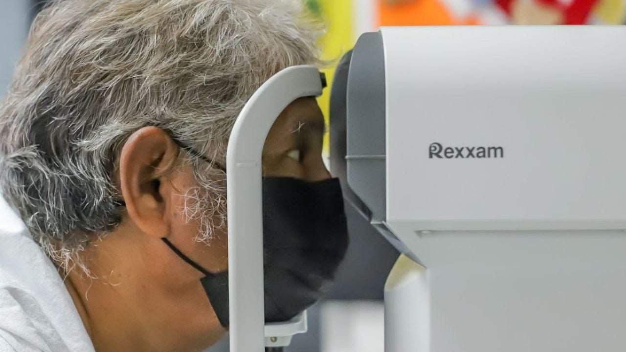 Governor Mara Lezama Espinosa and officials observe cataract surgery procedures at Hospital General Jesus Kumate Rodriguez in Cancun