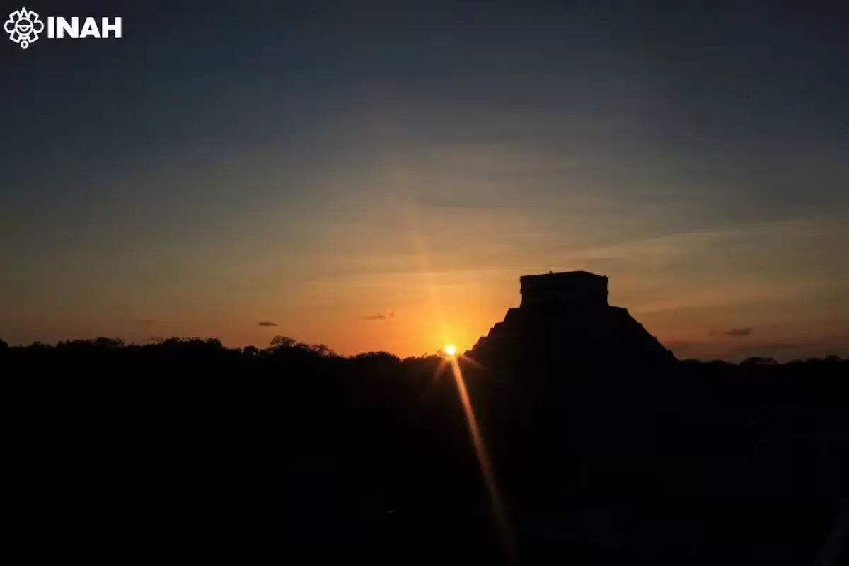 A view of Chichén Itzá archaeological site with visitors during the spring equinox event
