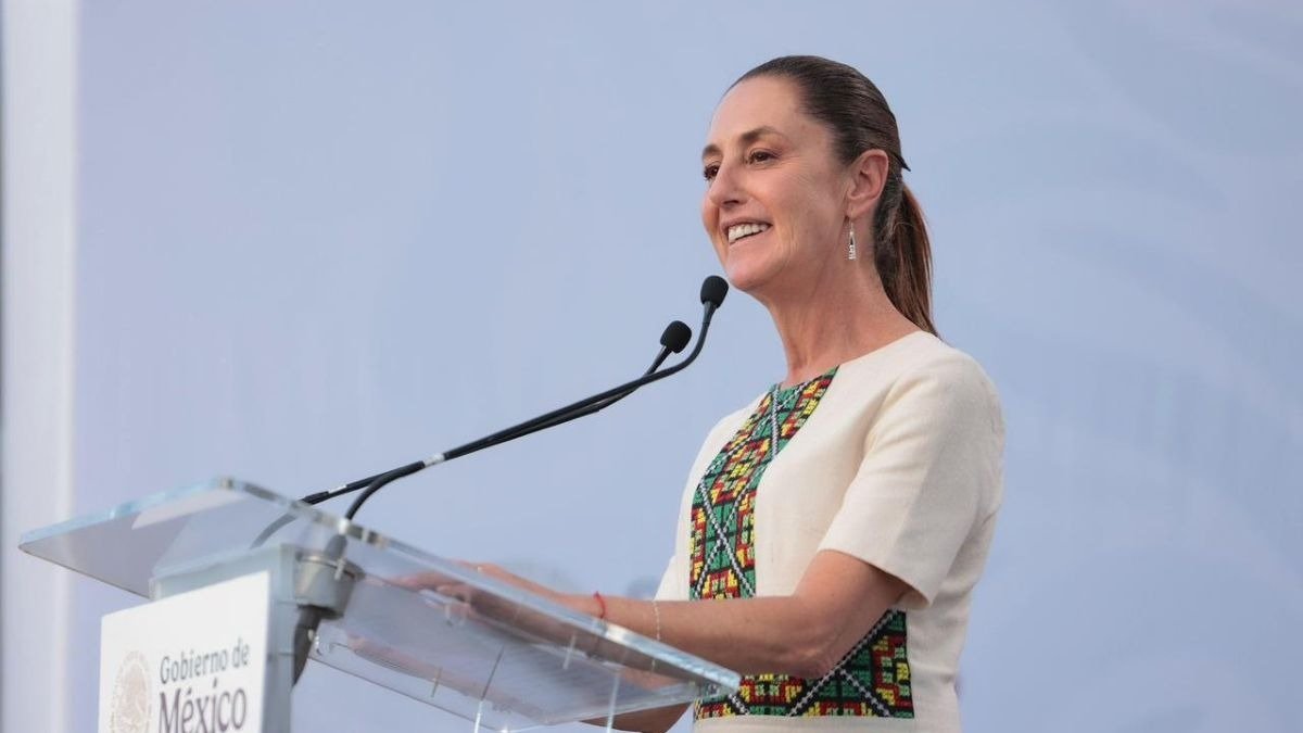 President Claudia Sheinbaum and Quintana Roo Governor Mara Lezama inspecting the Puente Nichupté construction site in Cancún