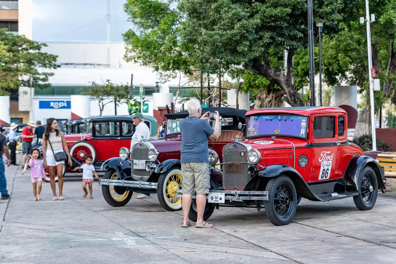 A large car exhibition in Cozumel's Benito Juárez and Andrés Quintana Roo parks with crowds of attendees