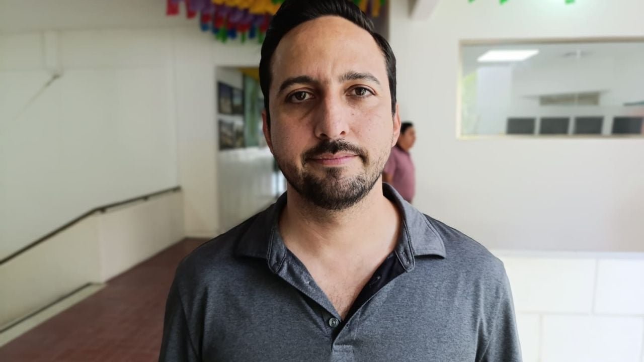 Officials discussing traffic regulations in Cozumel