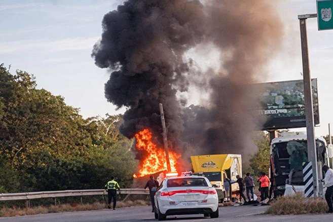 Aftermath of the Del Valle bus crash on Highway 307 near Playa del Carmen