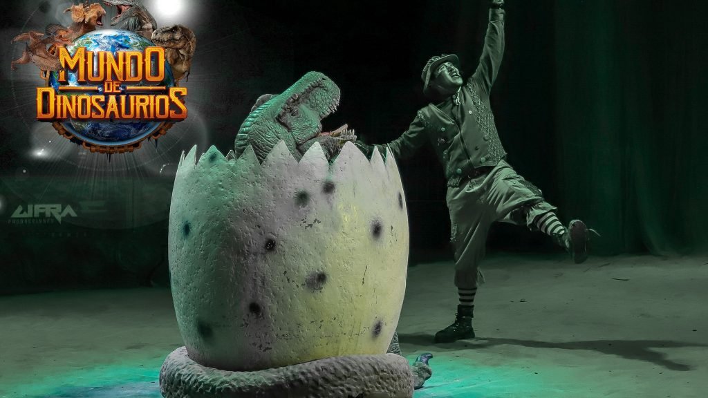 Animatronic dinosaurs and performers on stage at the Dinosaur World show in Cancun