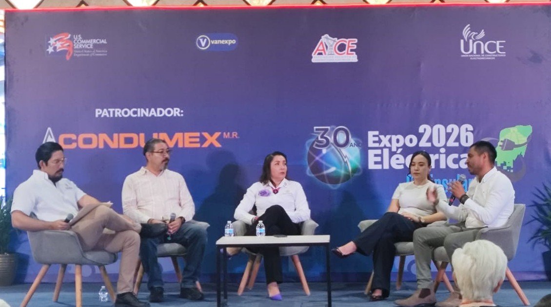 Officials from Quintana Roo, Yucatan, and Campeche participate in a panel discussion at the Expo Eléctrica Peninsular 2026 in Mérida.
