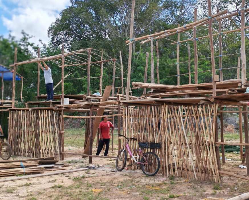Workers preparing the fairground for the Expomor 2026 Spring Fair in José María Morelos, Quintana Roo