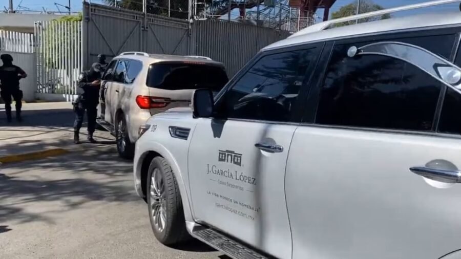 Federal Prosecutor's Office officials at the forensic center where El Mencho's body was held
