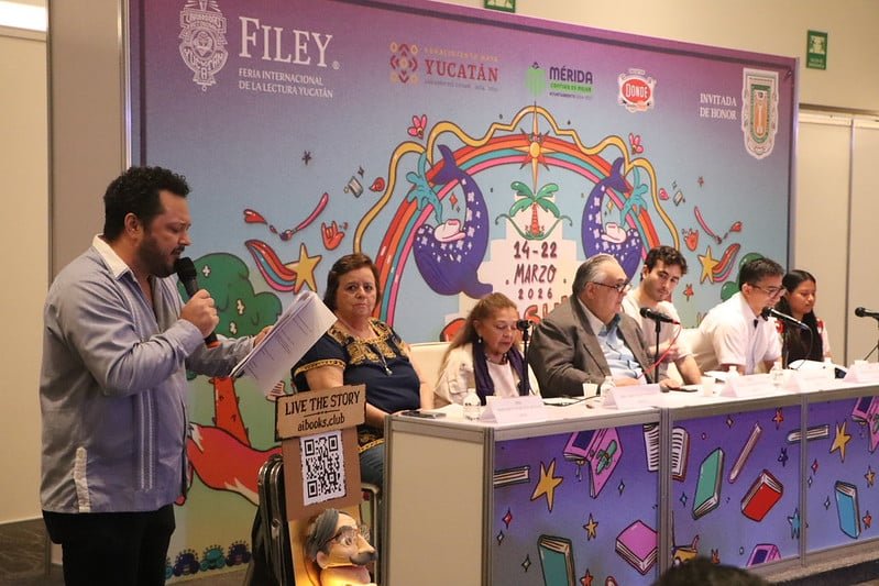 Lalo Macías presents the Fíctica AI platform for interactive reading of the Popol Vuh at the Filey book fair in Mérida