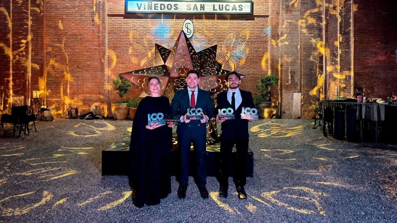 Group photo from Grupo Anderson's 2025 awards ceremony for Los 100 Imperdibles de Mexico