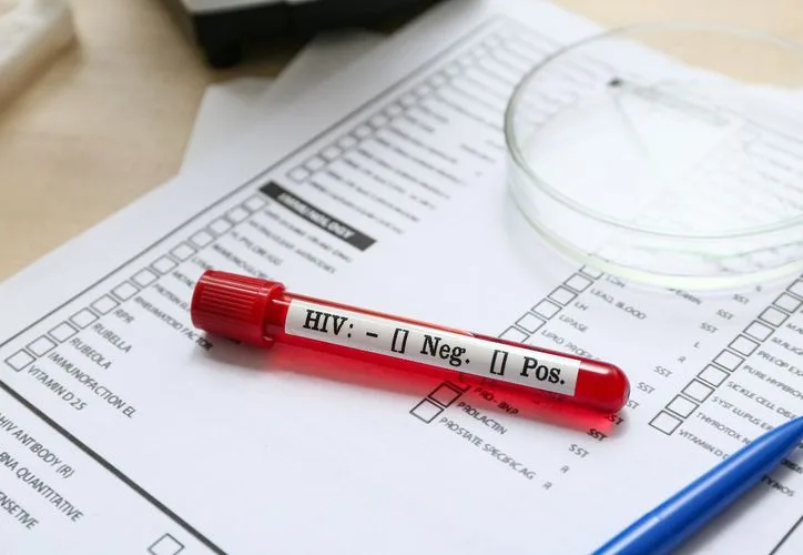 A health alert graphic highlighting HIV/AIDS statistics in Cancún and Quintana Roo