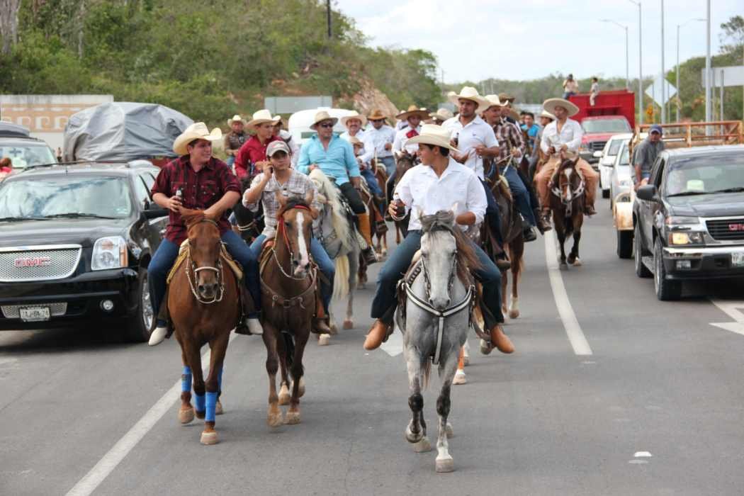 A group of horseback riders on a trail, part of the federated ride for Expomor 2026 in José María Morelos, Quintana Roo.