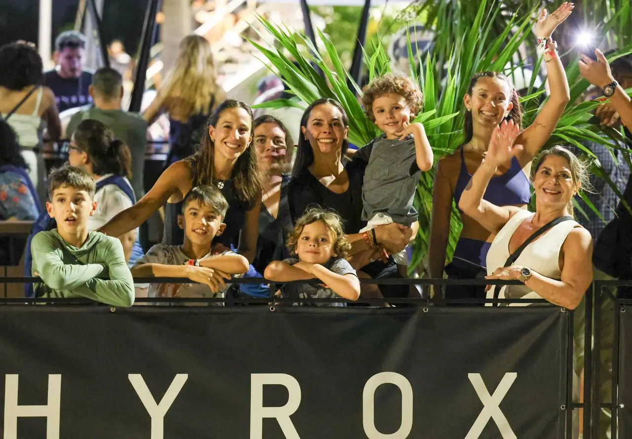 Athletes competing in the HYROX 2026 fitness racing event at Malecón Tajamar in Cancún