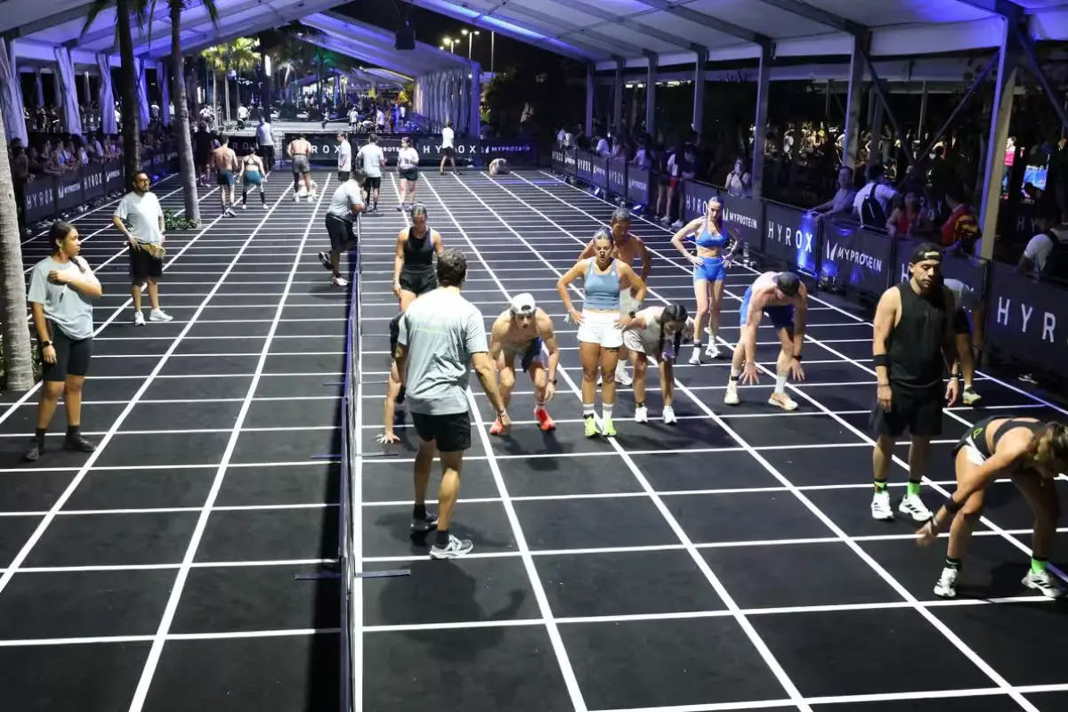 Participants compete at the Hyrox Cancún 2026 fitness event on the Malecón Tajamar