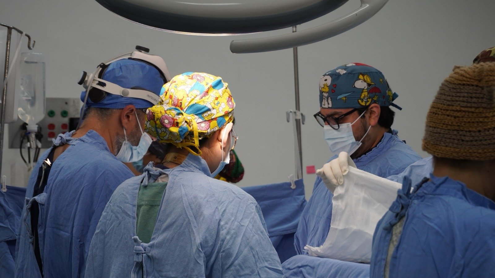 Medical professionals at IMSS in Quintana Roo discussing organ donation procedures